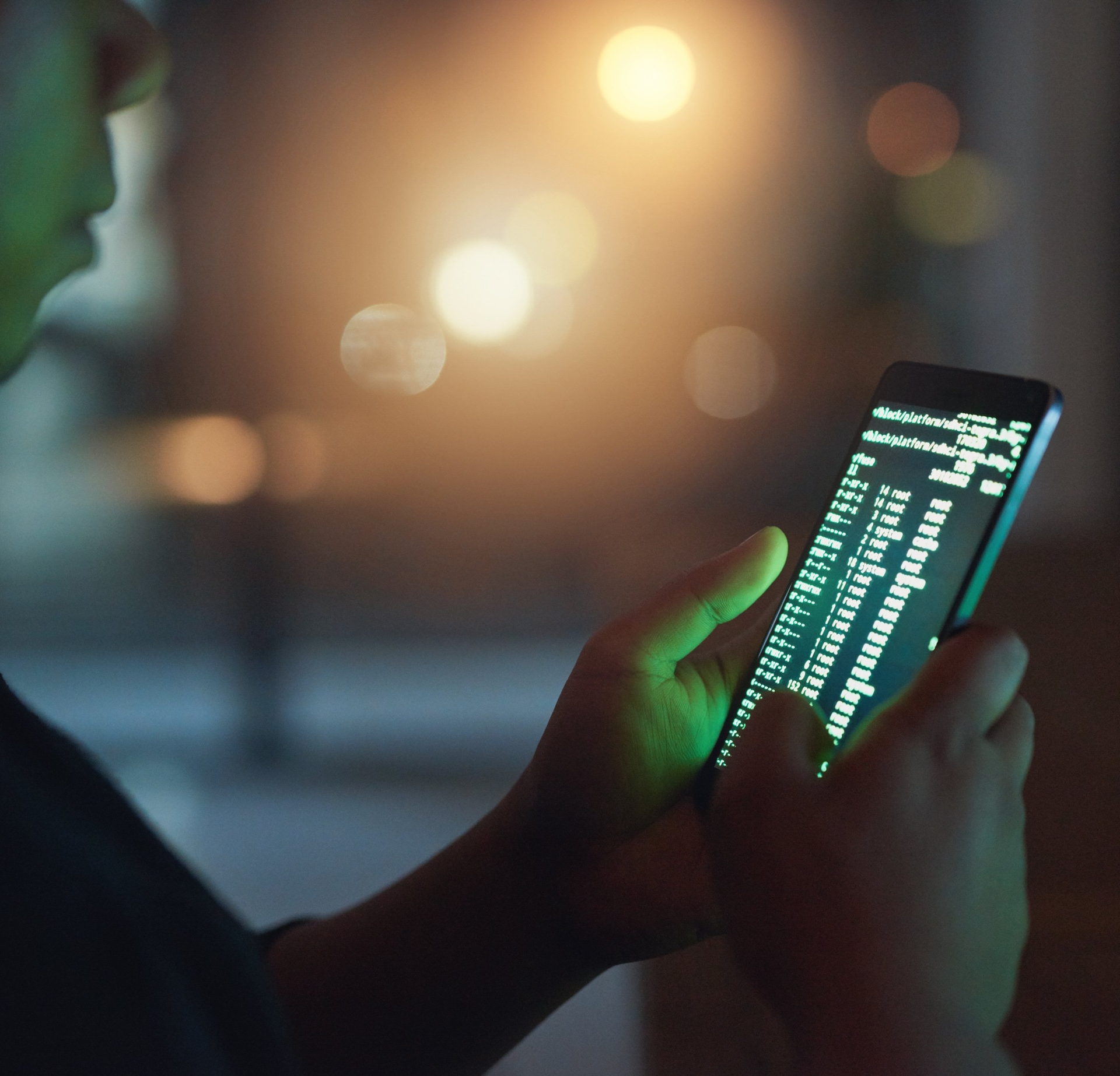 Pessoa visualizando código em um smartphone