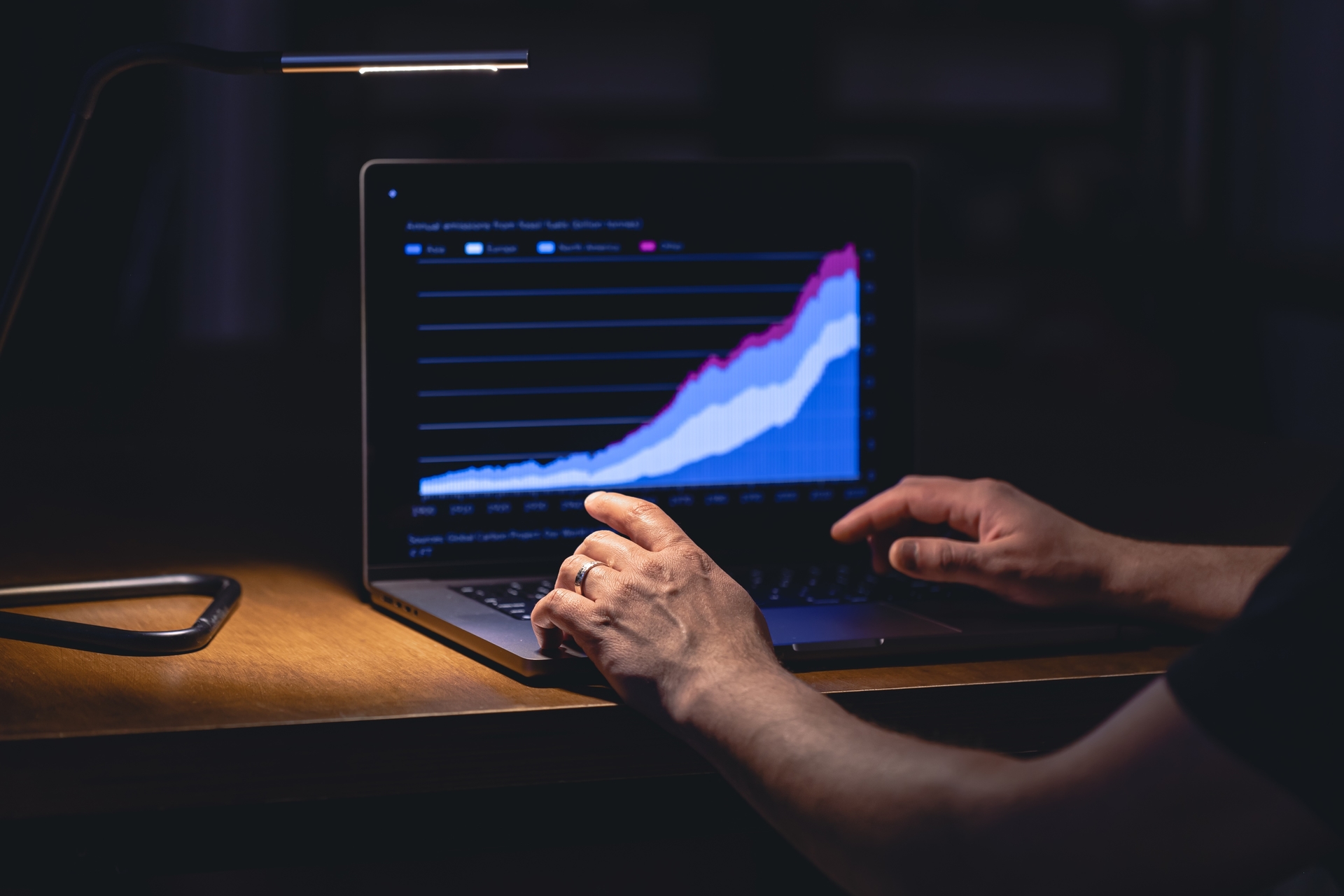 Desenvolvedor analisando código em múltiplos monitores