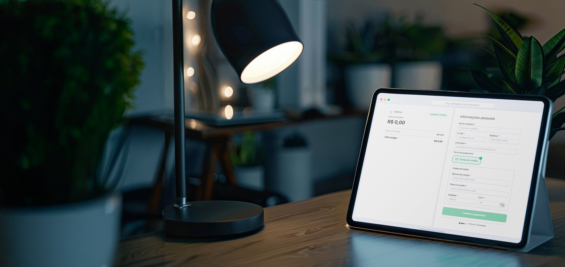 Checkout de cartão de crédito exibido na tela de um tablet sobre uma mesa