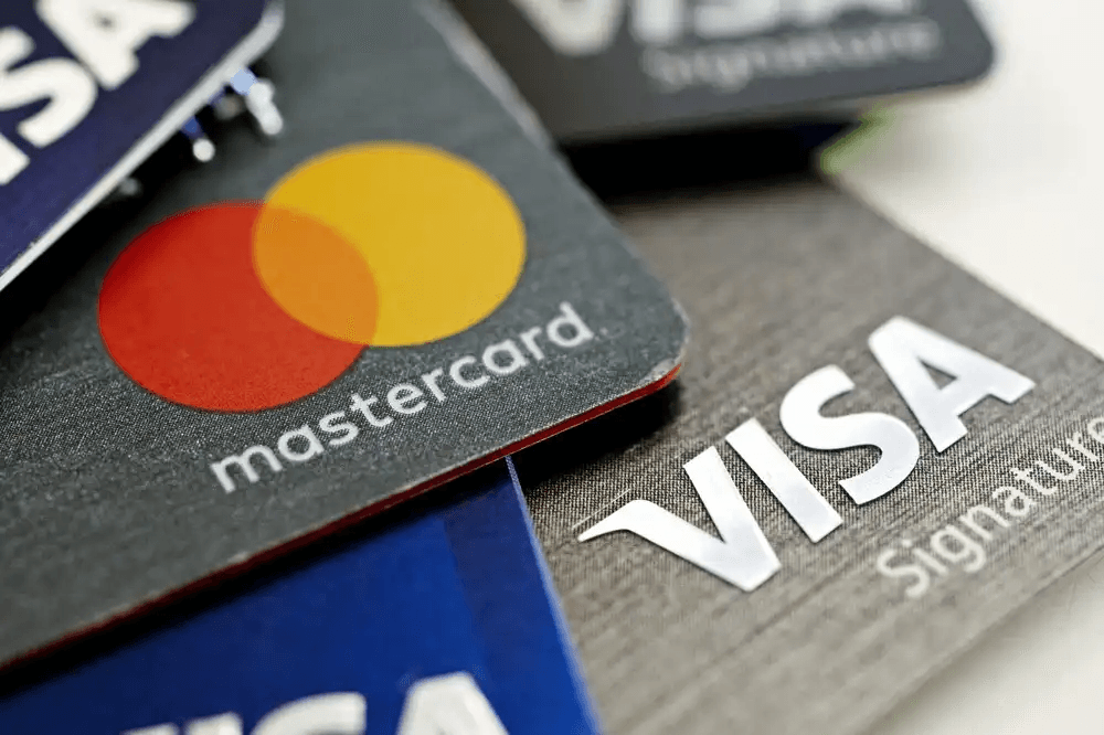 Cartões de crédito Mastercard e Visa sobrepostos