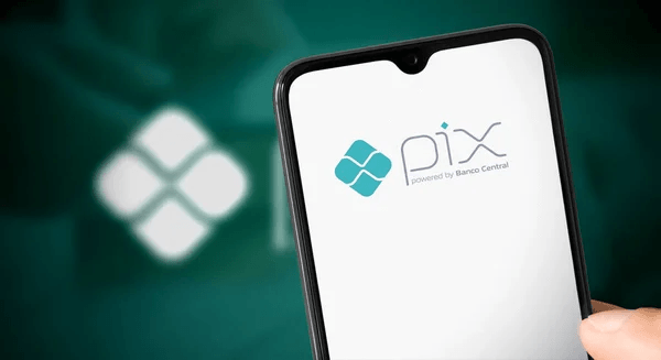 Pessoa utilizando o smartphone para um pagamento Pix