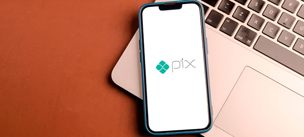 Smartphone exibindo a logo do Pix