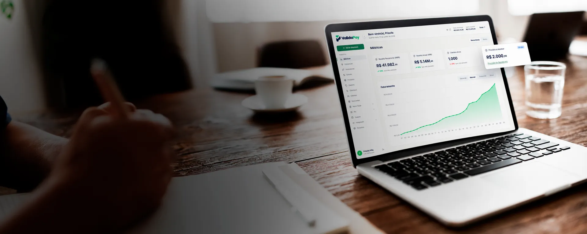 Dashboard de métricas de assinaturas da ValidaPay aberto em um notebook