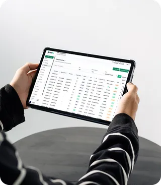 Pessoa utilizando tablet para gerenciar upgrades e pausas de assinatura